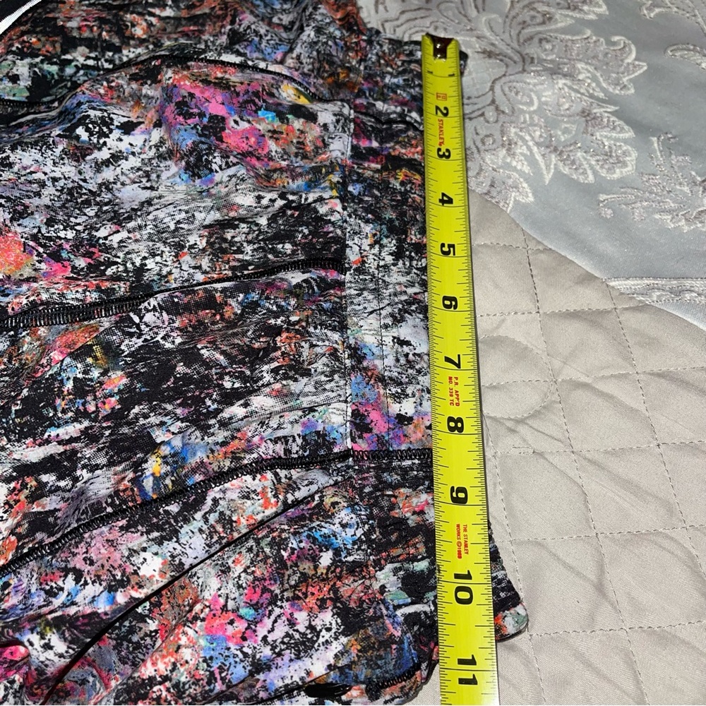 Lululemon  Colorful Women's Athletic Shorts size 4 EUC - Picture 7 of 7
